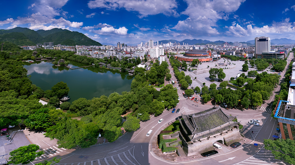 临海接过全国文明城市奖牌!你们都是文明城市中的美丽风景