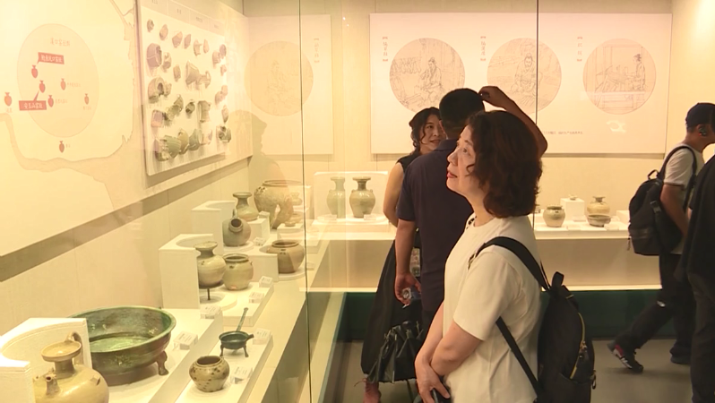 翌日,采风团一行来到临海市博物馆,跟着讲解员的脚步,参观了"灵秀古城