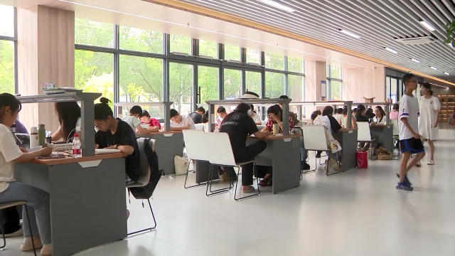 图书馆开启书香假期模式 避暑"充电"两不误-台州频道